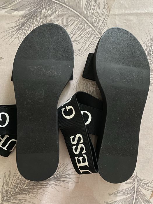 Женские босоножки GUESS