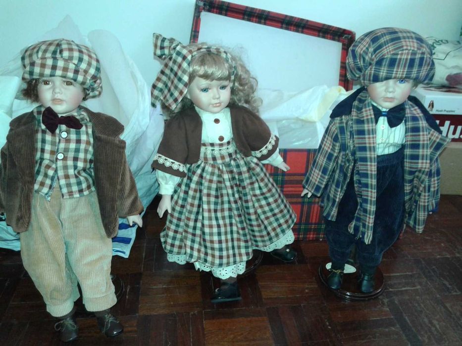 Bonecos ingleses raros, em porcelana, roupas em fazenda, Pristinos.