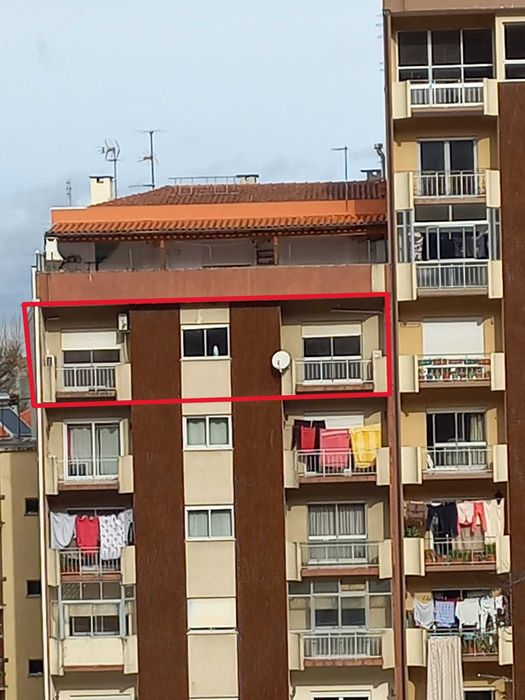 Apartamento T4, no centro de Seia