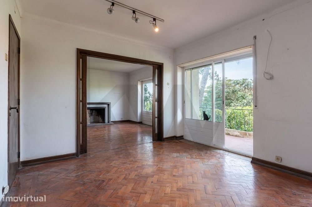 Moradia no Restelo para remodelação, com vista rio/mar, varandas espaç