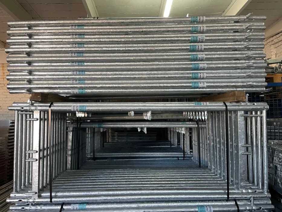 Konstrukcja reklamowa z rusztowań MK70