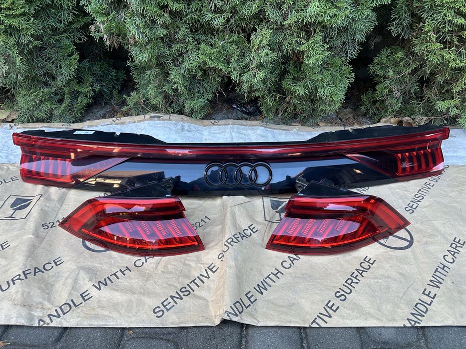 Стопы, фонари комплект Audi Q8 Європа matrix  4M8945095S 4m8945070B