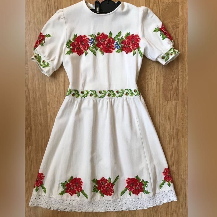 Плаття ручної вишивки для дівчинки