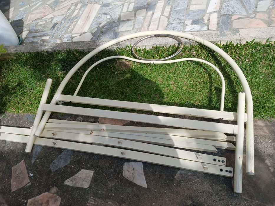 Cama em ferro de casal sem estrado e colchão