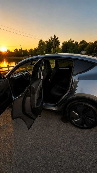 Tesla Model Y Juniper Launch Series 2025