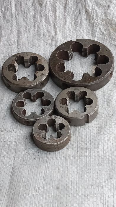 Плашки и плашкодержатель