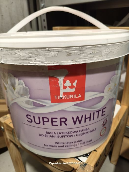 Biała farba lateksowa Tikkurila Super White ok. 10 o. o głęboko matowym wykończeniu