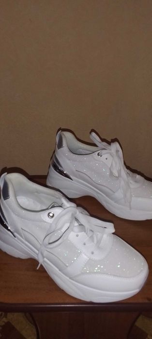 Продам Жіночі кросівки нові, розмір 39-40