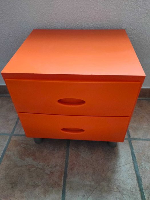 Mesa de cabeceira colorida