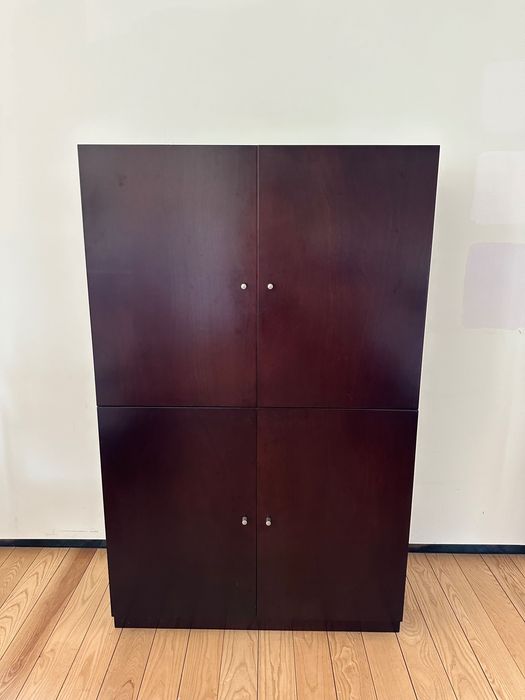 Louceiro em madeira de mogno com velatura escura