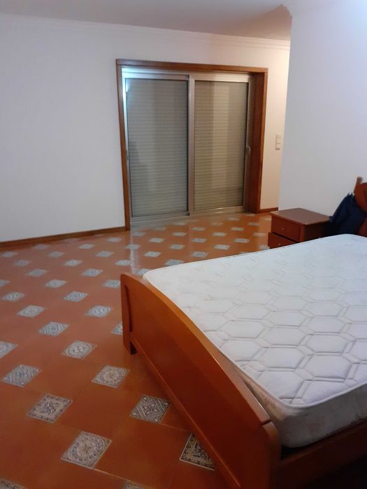 Aluga-se quarto suíte próximo do Hospital Magalhães Lemos