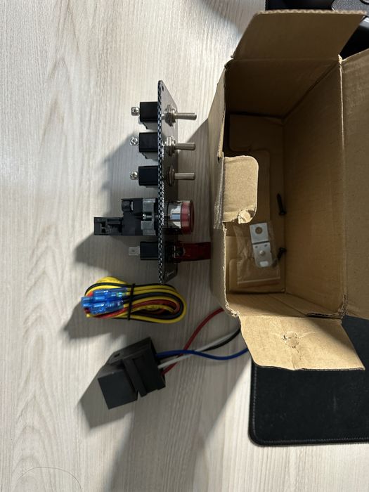 Панель зажигания с кнопкой запуска двигателя и 4х тумблерами