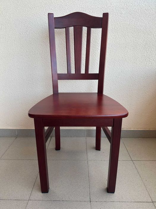 Mesas redondas e cadeiras em madeira