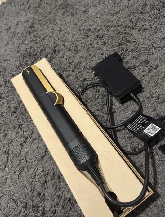 Dyson airstrait w kolorze czarno zlotym, mało uzywany