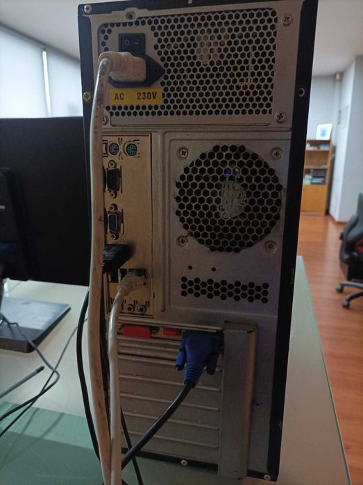 Computador Intel Core 2 Duo E7400, 4GB, disco 240GB SSD e Windows Pro