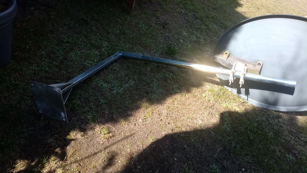 Antena satelitarną z uchwytem