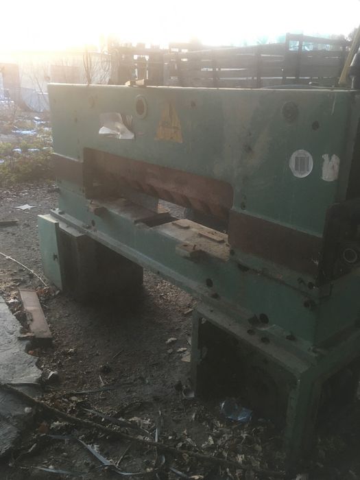 бумагорезаткльная машина бр 139 прирезка шпона гильотина