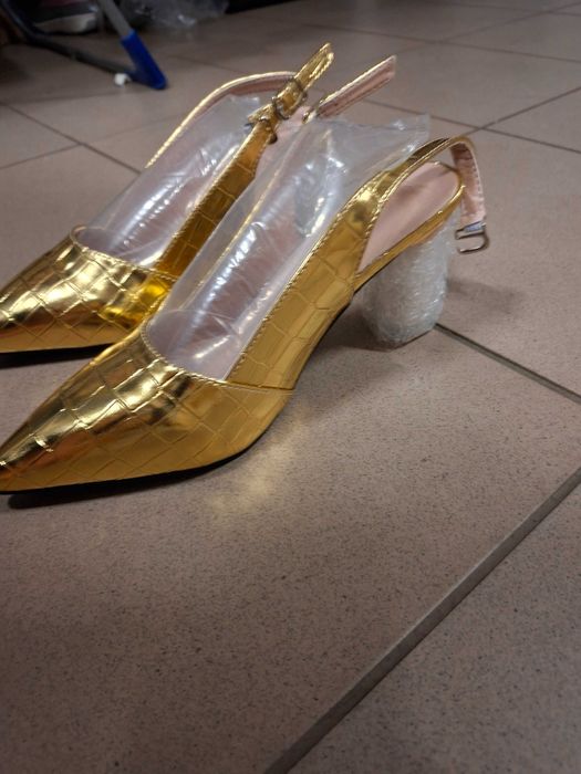 Damskie sandały na obcasie ze szpiczastym noskiem złote Szpilki