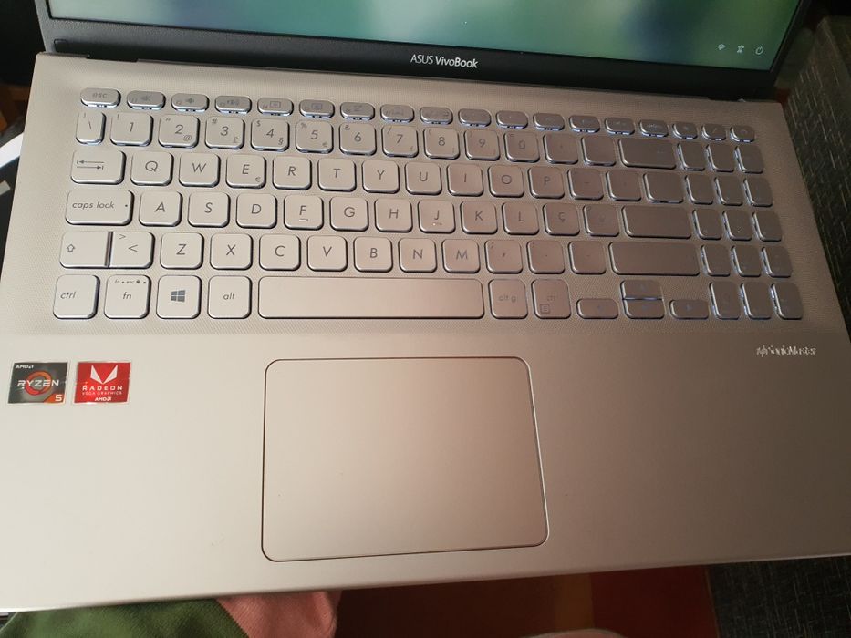 Portátil Asus Ryzen 5 12GB 256 Gb 1TB 2 GB grafica Radeon 8