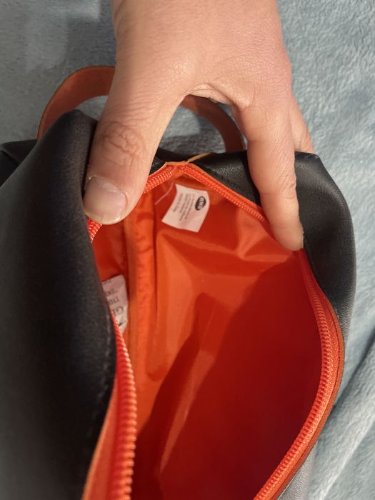 Bolsa preta com detalhe laranja