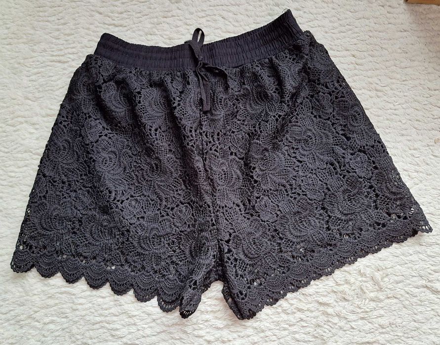 Krótkie spodenki z koronką M-L