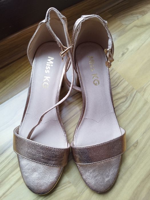 Sprzedam buty na paskach