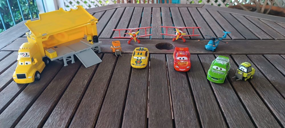 Brinquedos carros e aviões pixar