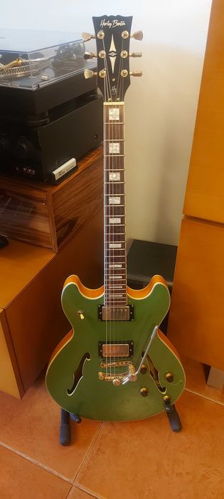 Guitarra Harley Benton HB-35Plus Metallic Green com tremolo
