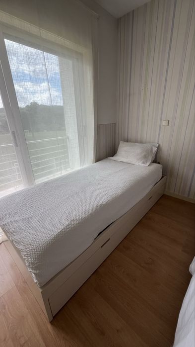 Cama de Solteiro de Madeira Lacada