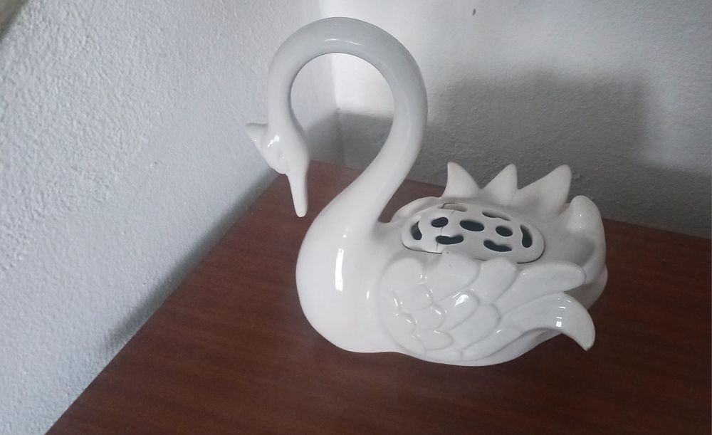 Cisne branco em porcelana antigo Marca Pereiras Portugal