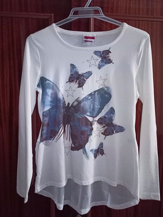 Біла кофтинка з метеликом на дівчинку