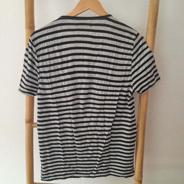 T-shirt da marca BARRED'S mangas curtas riscas horizontais pretas e cinzas com fios prateados entre elas