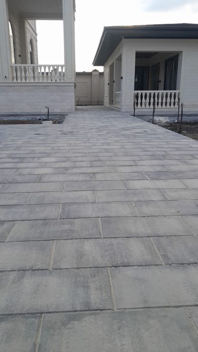 Укладання тротуарної плитки в дворах, на кладовищі