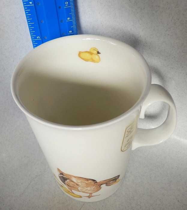 Chávena em porcelana branca fina, pintada com patos