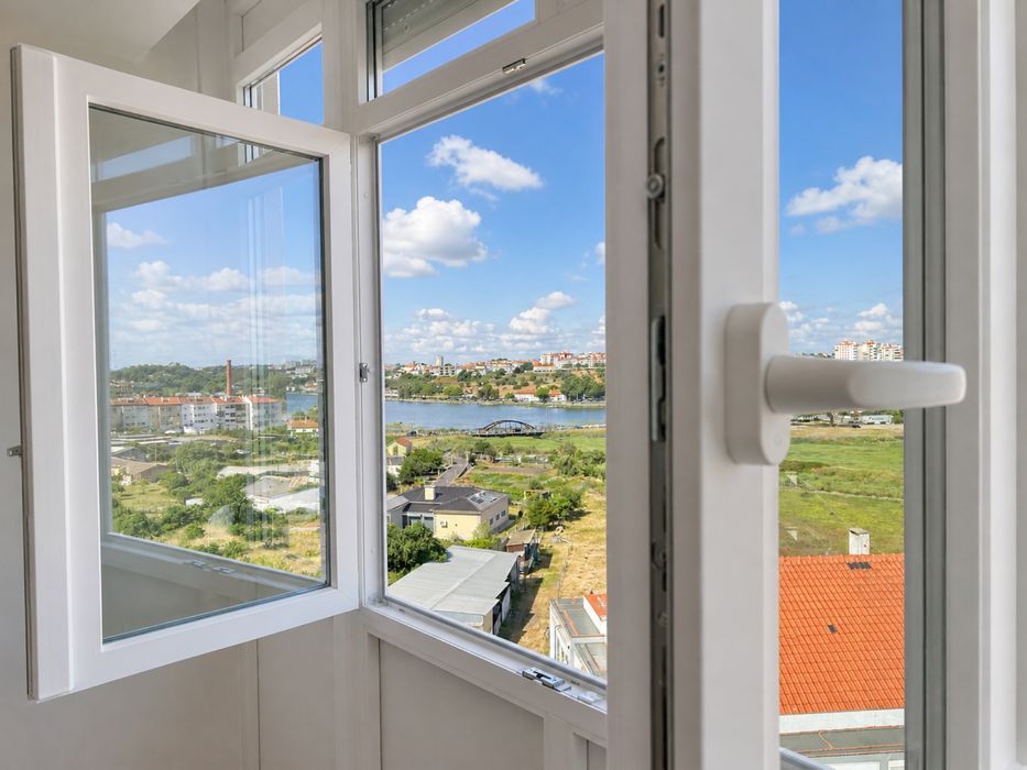 T2 totalmente renovado - Vista Baía do Seixal