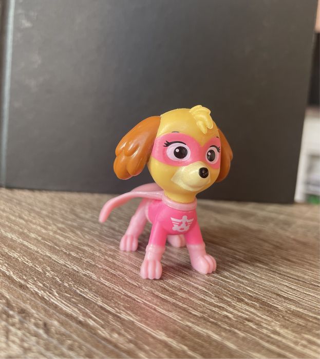Skye figurka Psi Patrol z peleryną