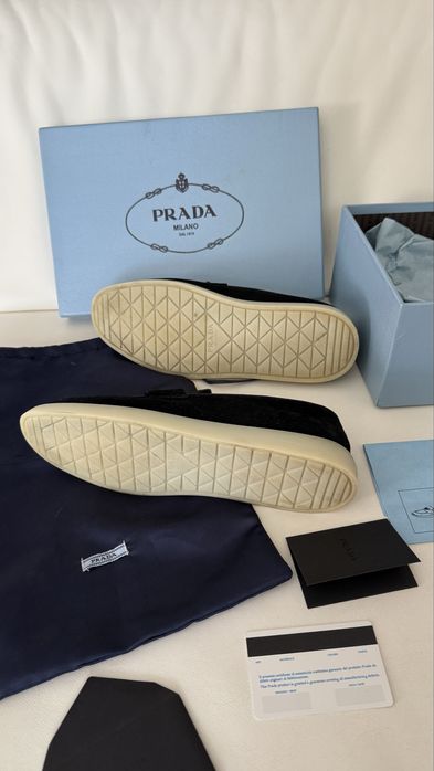 Чорні замшеві лофери Prada.