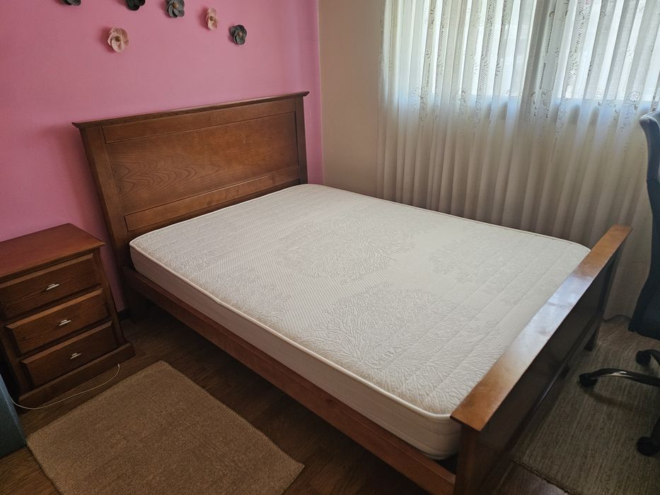 Cama com colchão  e mesinhas de cabeceira