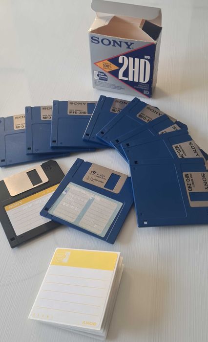 Conjunto de 8 Disquetes SONY 3"1/2 (3,5'') na Caixa Vintage com Oferta