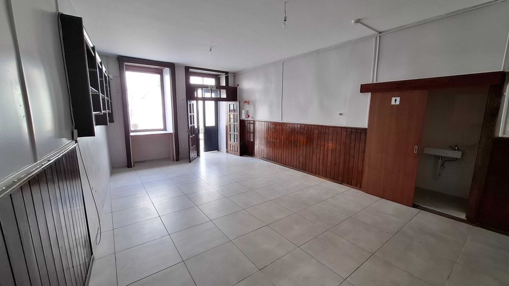 Loja / Espaço Comercial com 75m² no Centro da Cidade – Ideal para Restauração ou Café