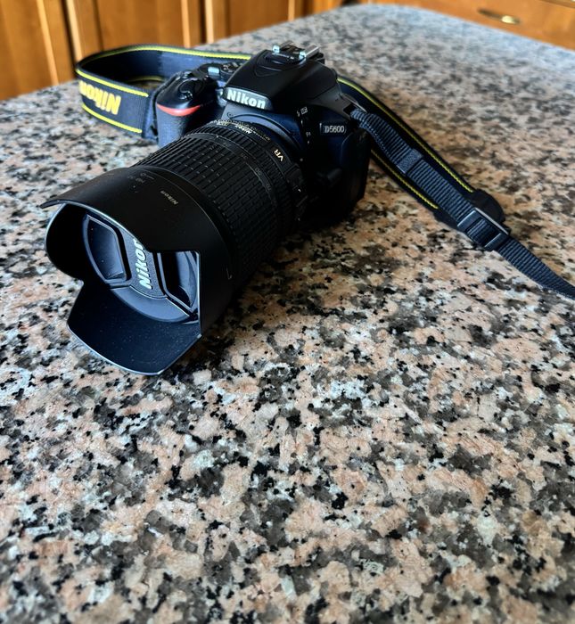 Nikon D5600 + Objetiva 18-105mm VR + Extras – usada 3/4 vezes nova!