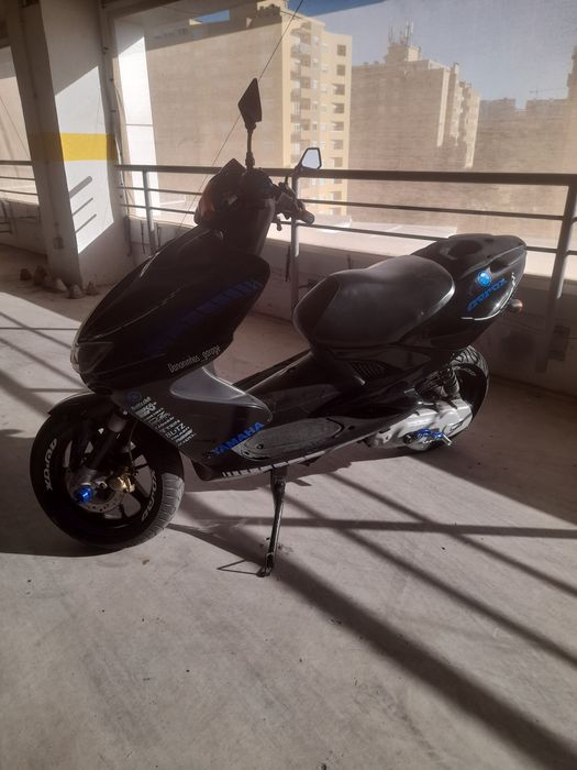 Yamaha aerox 50 carregada de material