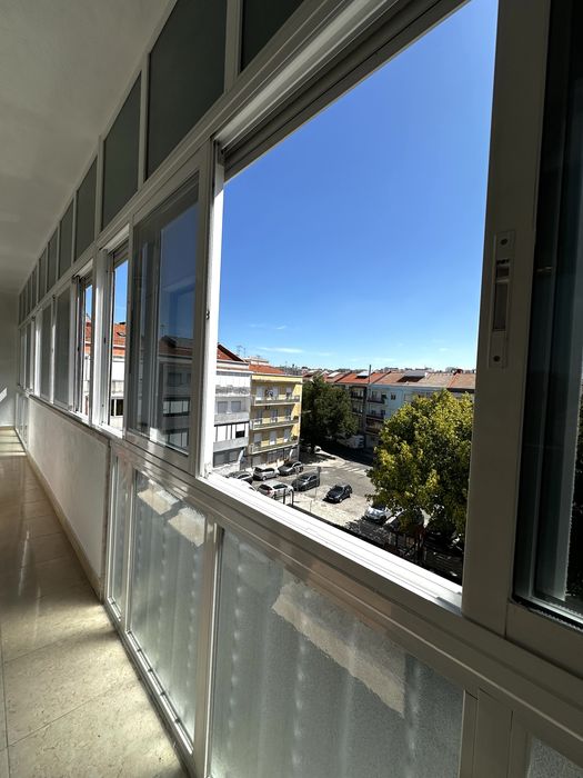 Quarto - com varanda, boa localização, equipado