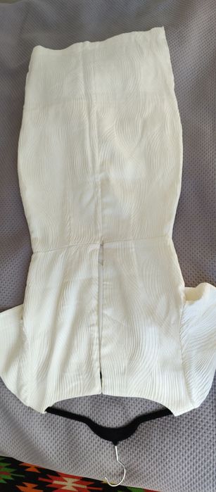 Elegancka kremowa sukienka z rozcięciem na plecach H&M