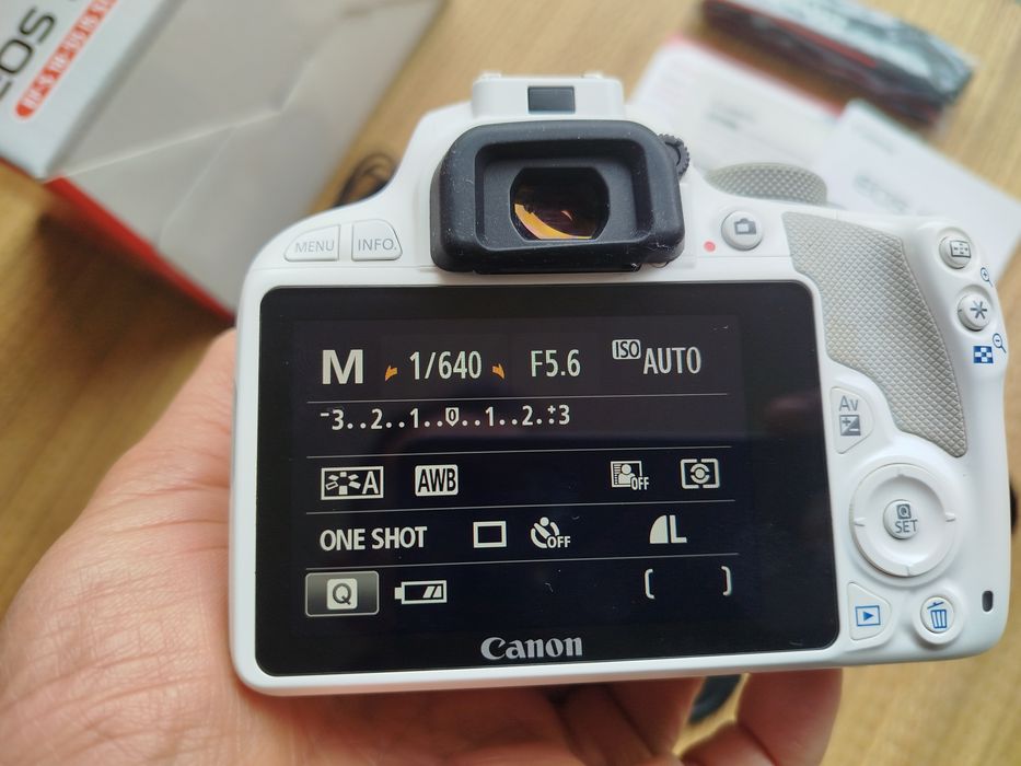 Canon 100D com lente 18-55mm STM BRANCA!!