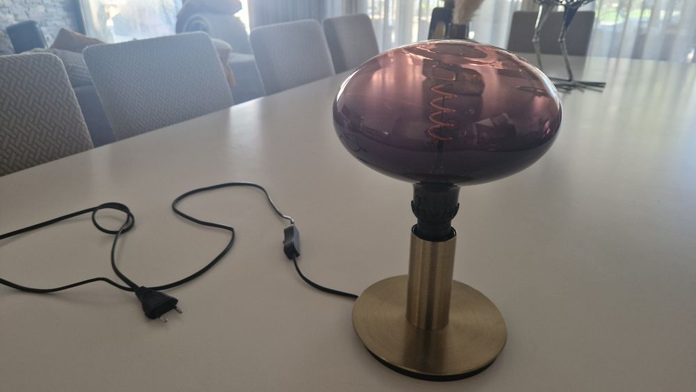 Candeeiro dourado com lâmpada bordeaux