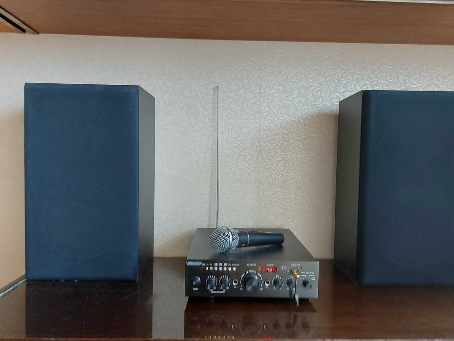 Zestaw Radioodtwarzacz z kolumnami i mikrofonem.