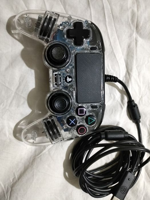 Consola PlayStation 4 + 2 Comandos (1 Transparente Nacon) + Base de Carga Dupla Oficial