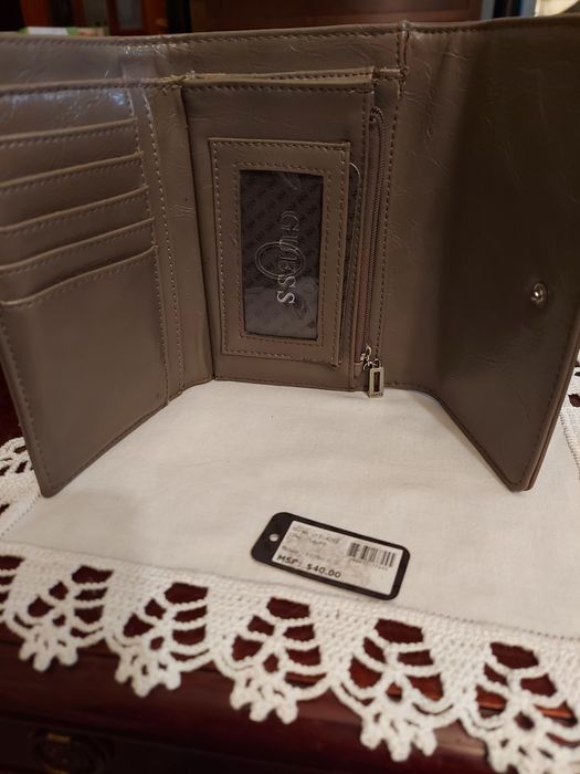 Carteira Gess de Mulher, em Pele Cinzento envernizado.