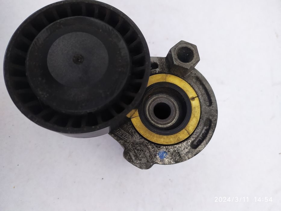 Натяжитєль ремня